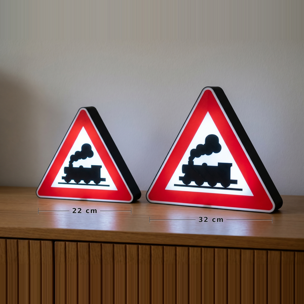 Zwei Bahnübergang-Lampen in 22 und 32 Zentimeter nebeneinander auf einem Sideboard, mit eingezeichneten Maßlinien