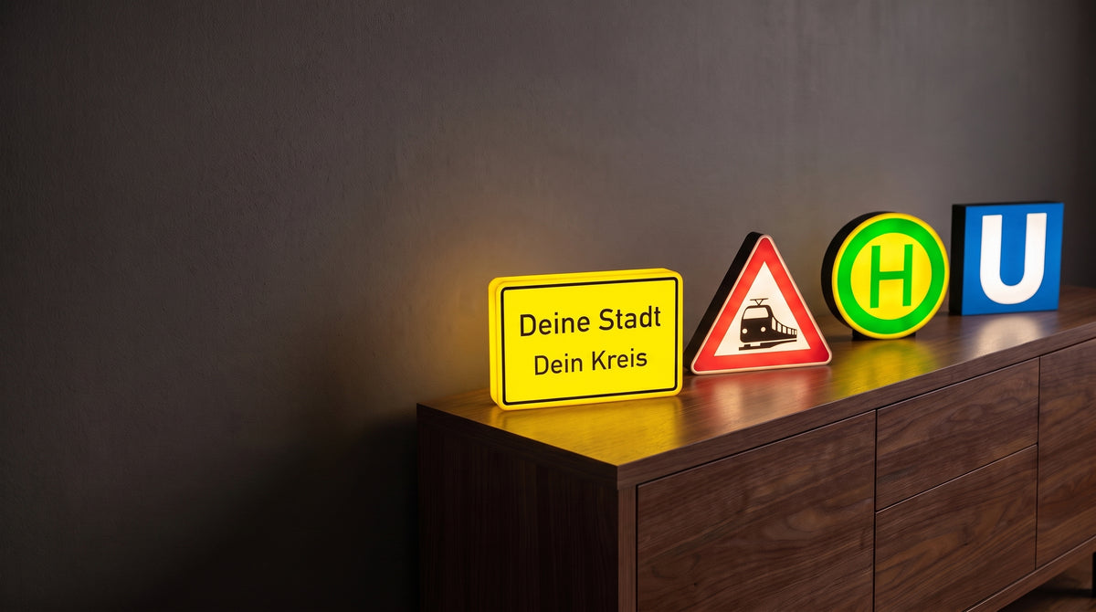 Motivwand: viele verschiedene Lampen leuchten an einer dunklen Wand