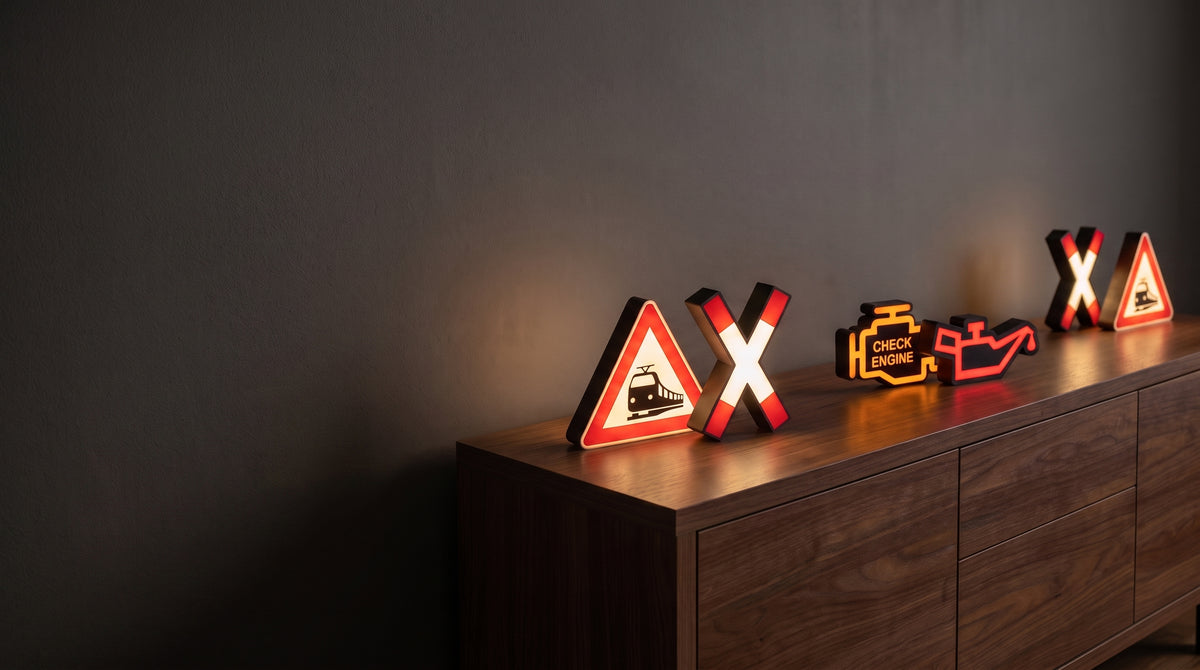 Fertige Sets: Lampen paarweise auf einem Sideboard im dunklen Raum