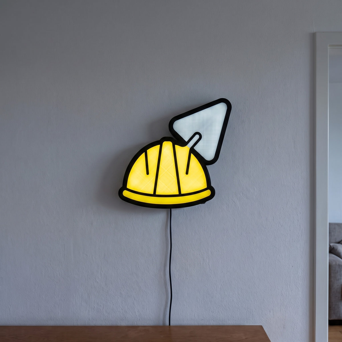 Bauhelm Lampe, an der Wand leuchtend