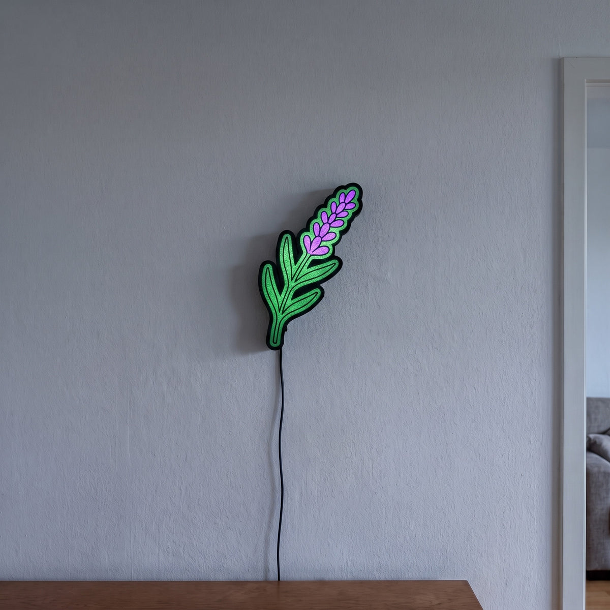 Lavendel Lampe, an der Wand leuchtend