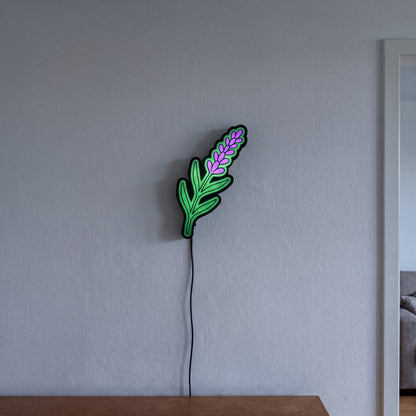 Lavendel Lampe, an der Wand leuchtend