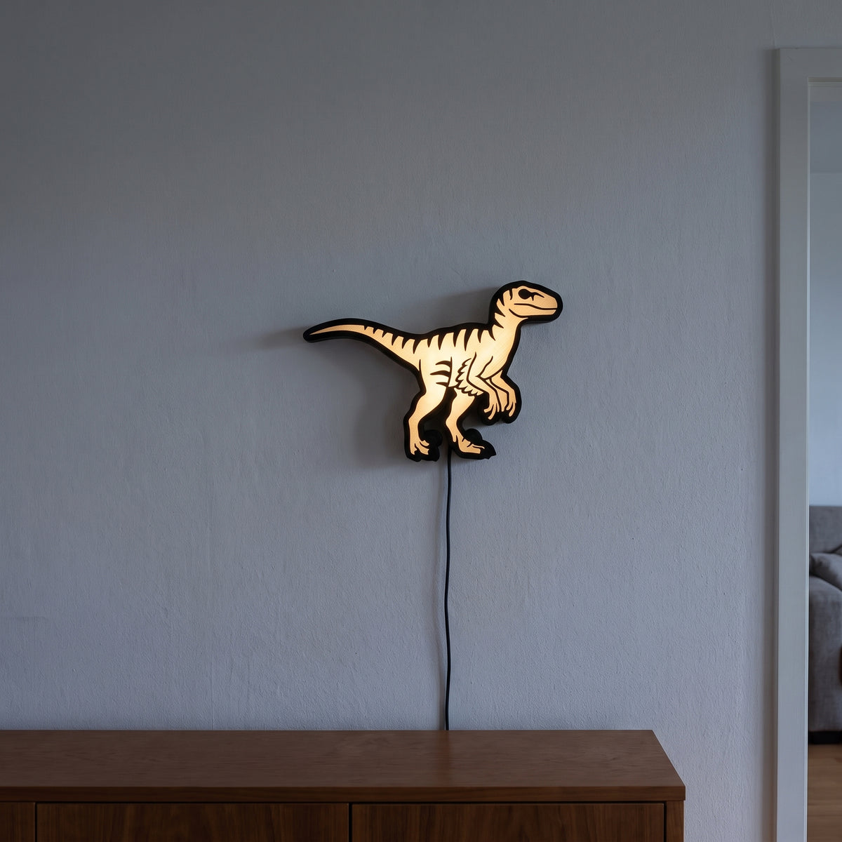 Velociraptor Lampe, an der Wand leuchtend