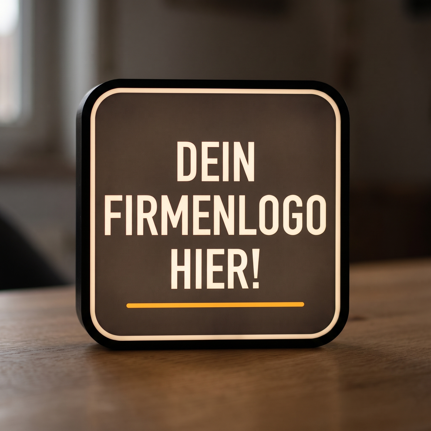 Firmenlogo-Lampe auf dem Holztisch