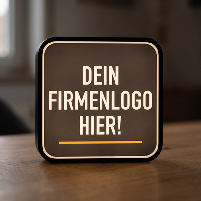 Firmenlogo-Lampe auf dem Holztisch