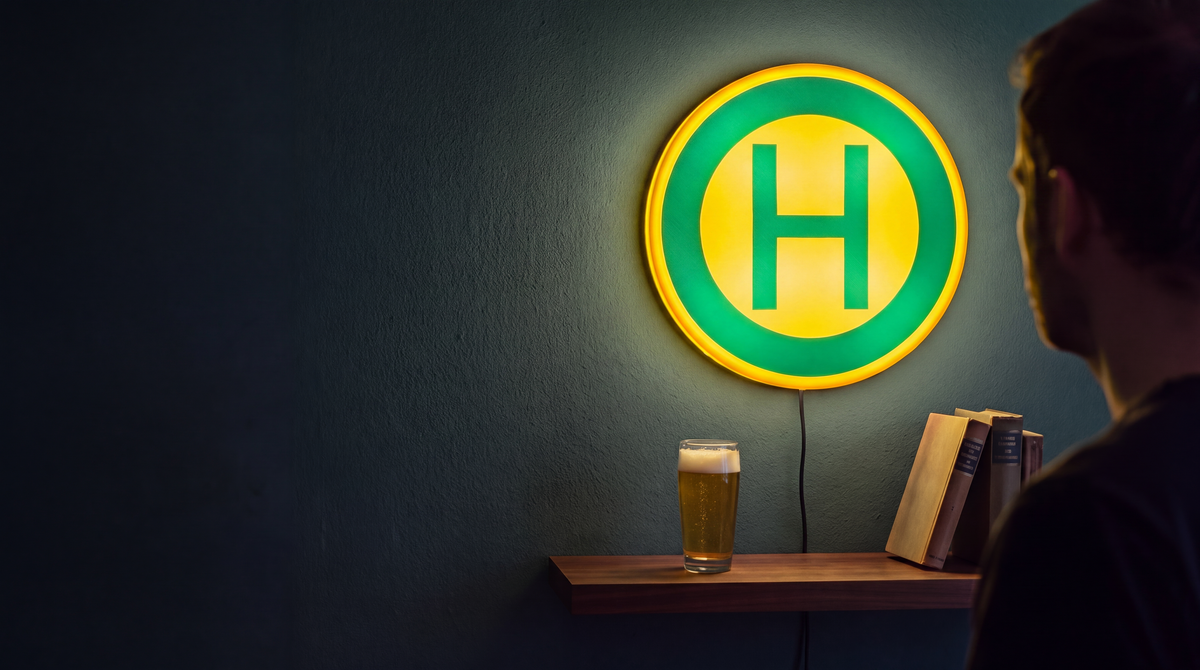 Haltestelle Zeichen 224 Lampe leuchtet an der Wohnzimmerwand am Abend