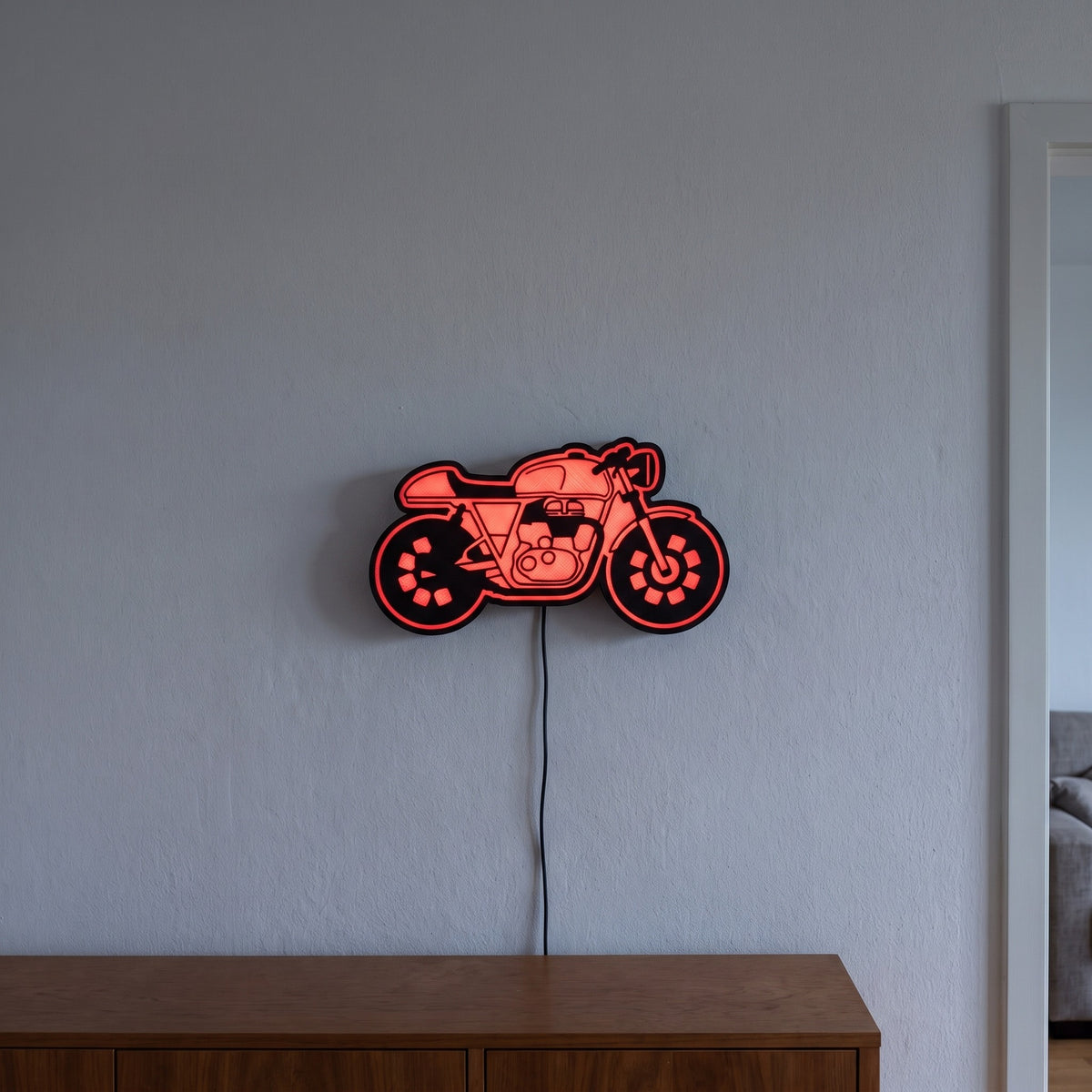Café Racer Lampe, an der Wand leuchtend