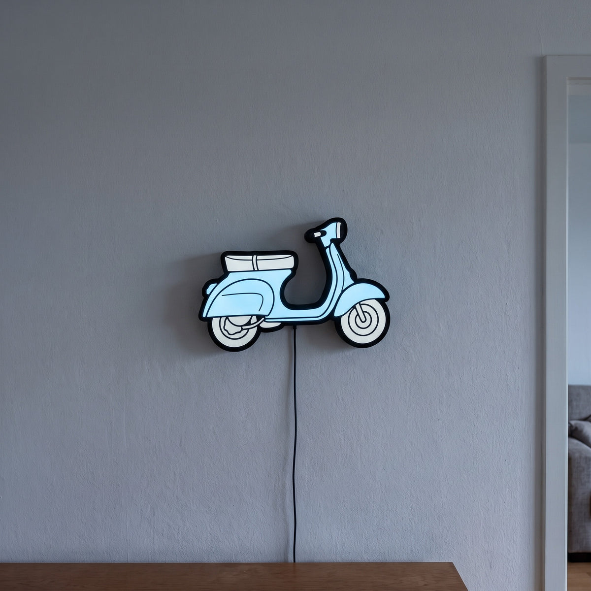 Motorroller Lampe, an der Wand leuchtend