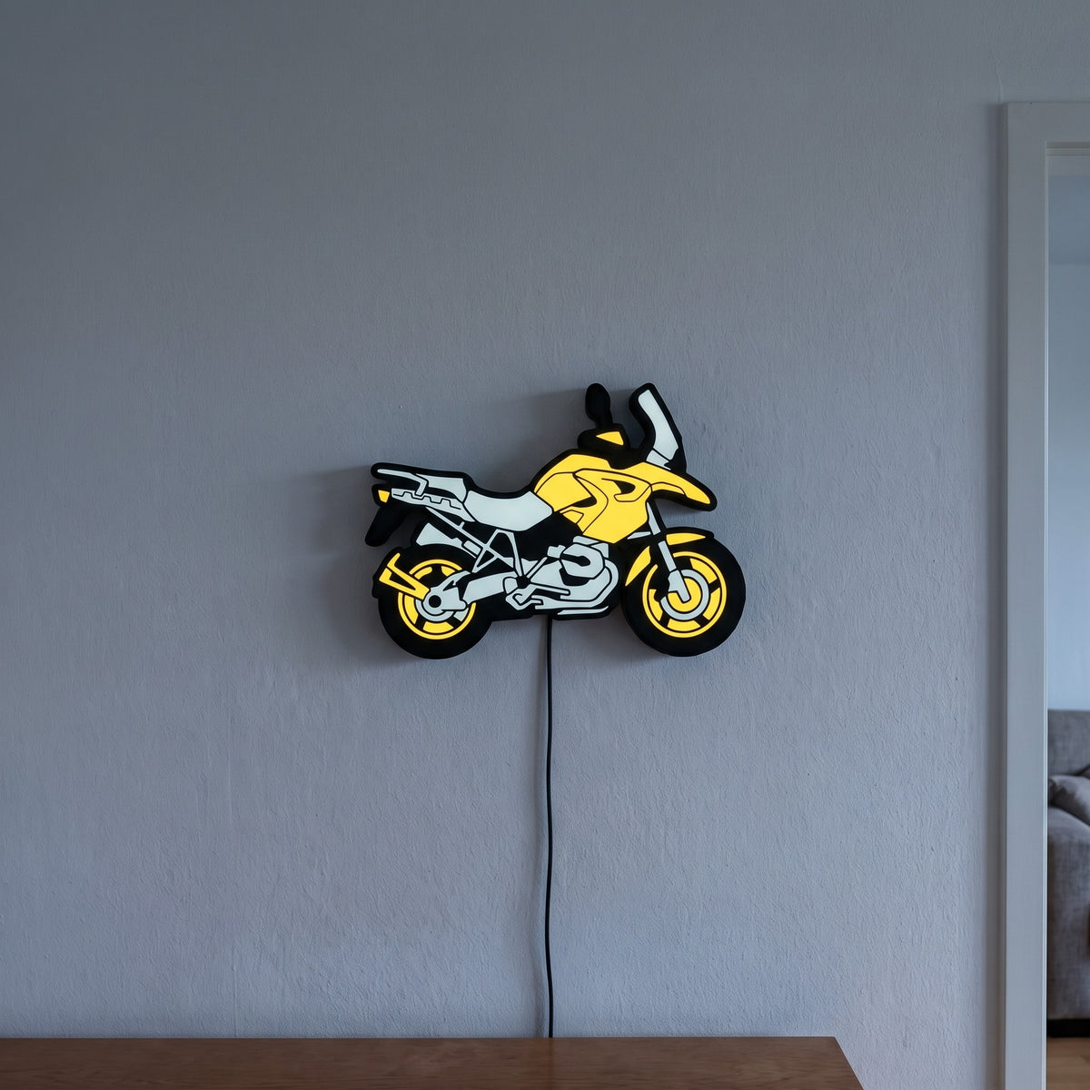 Reise-Enduro Lampe, an der Wand leuchtend