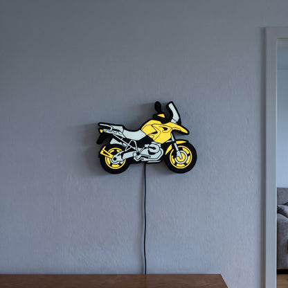 Reise-Enduro Lampe, an der Wand leuchtend