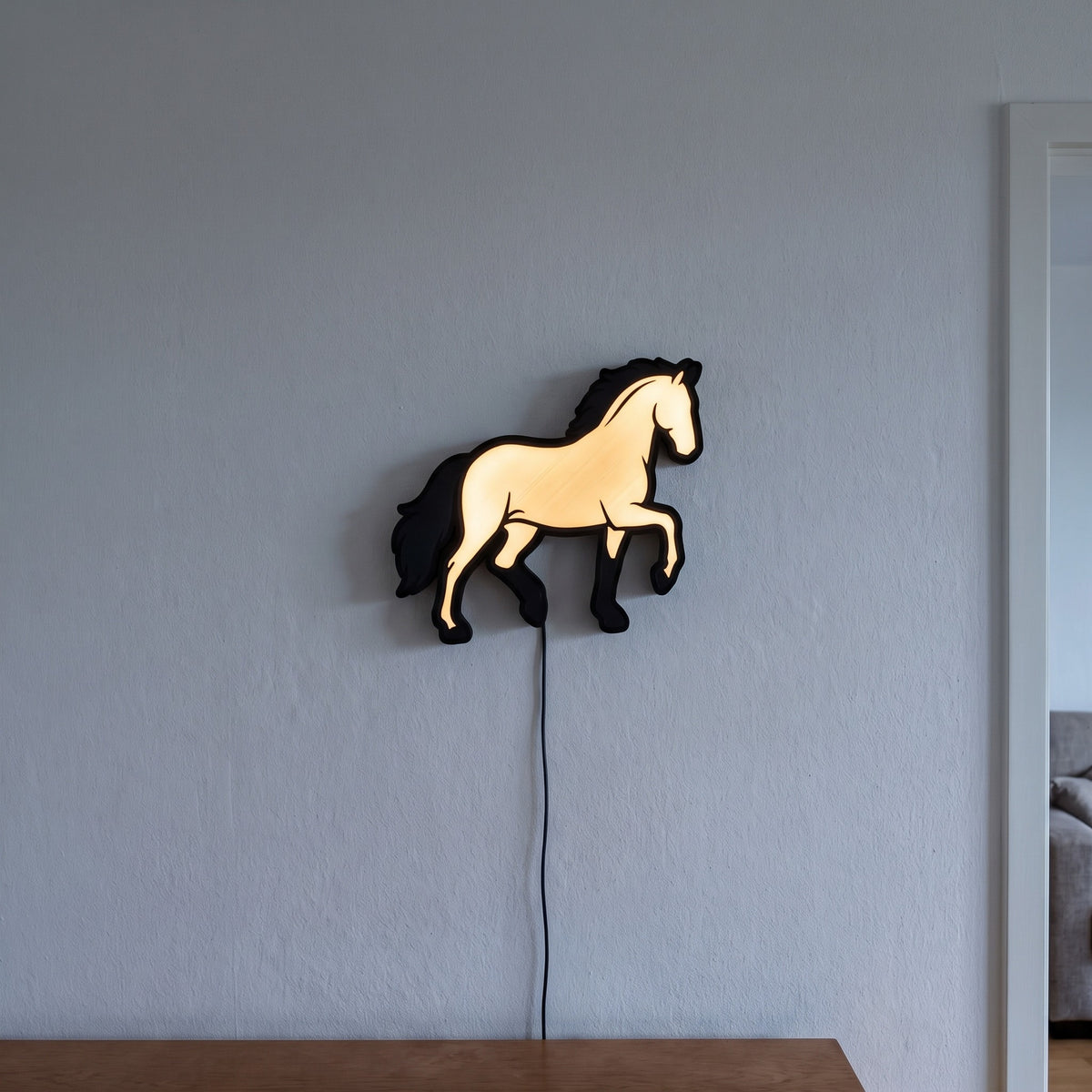 Dressurpferd Lampe, an der Wand leuchtend