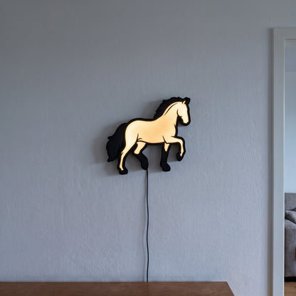 Dressurpferd Lampe, an der Wand leuchtend