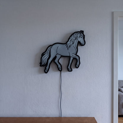Friese Lampe, an der Wand leuchtend