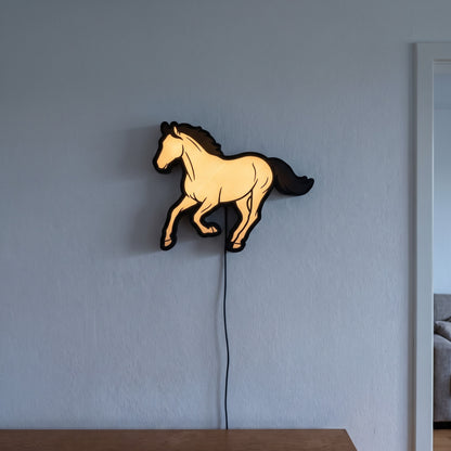 Galoppierendes Pferd Lampe, an der Wand leuchtend