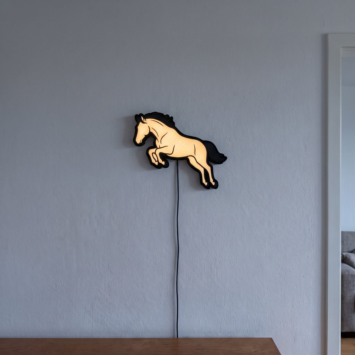 Springpferd Lampe, an der Wand leuchtend