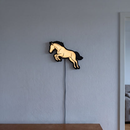Springpferd Lampe, an der Wand leuchtend