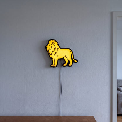 Safari-Löwe Lampe, an der Wand leuchtend