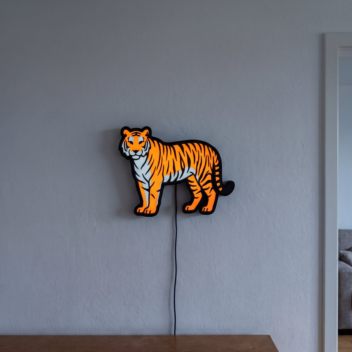 Tiger Lampe, an der Wand leuchtend
