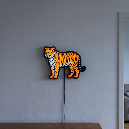 Tiger Lampe, an der Wand leuchtend
