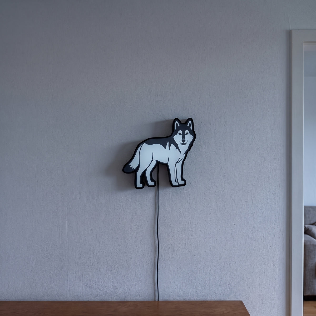 Wolf Lampe, an der Wand leuchtend