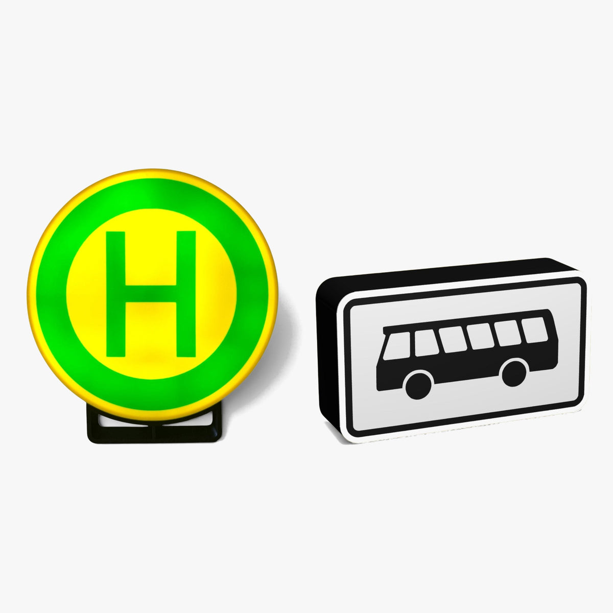 Set aus zwei Lampen: Haltestelle Zeichen 224 und Bus Zeichen 1010-57, nebeneinander